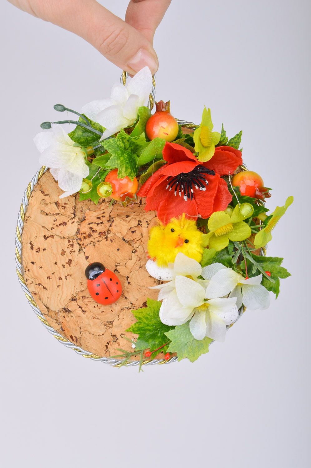 Composición redonda de flores artificiales artesanal sobre la base de corcho foto 3