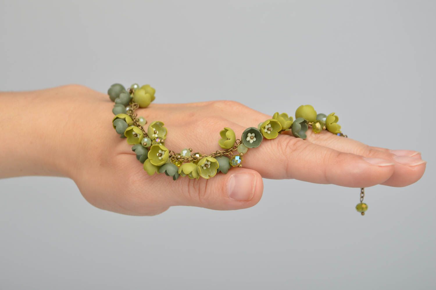 Bracelet fleurs fait main Bracelet femme Bijoux artisanaux vert pâte polymère photo 5