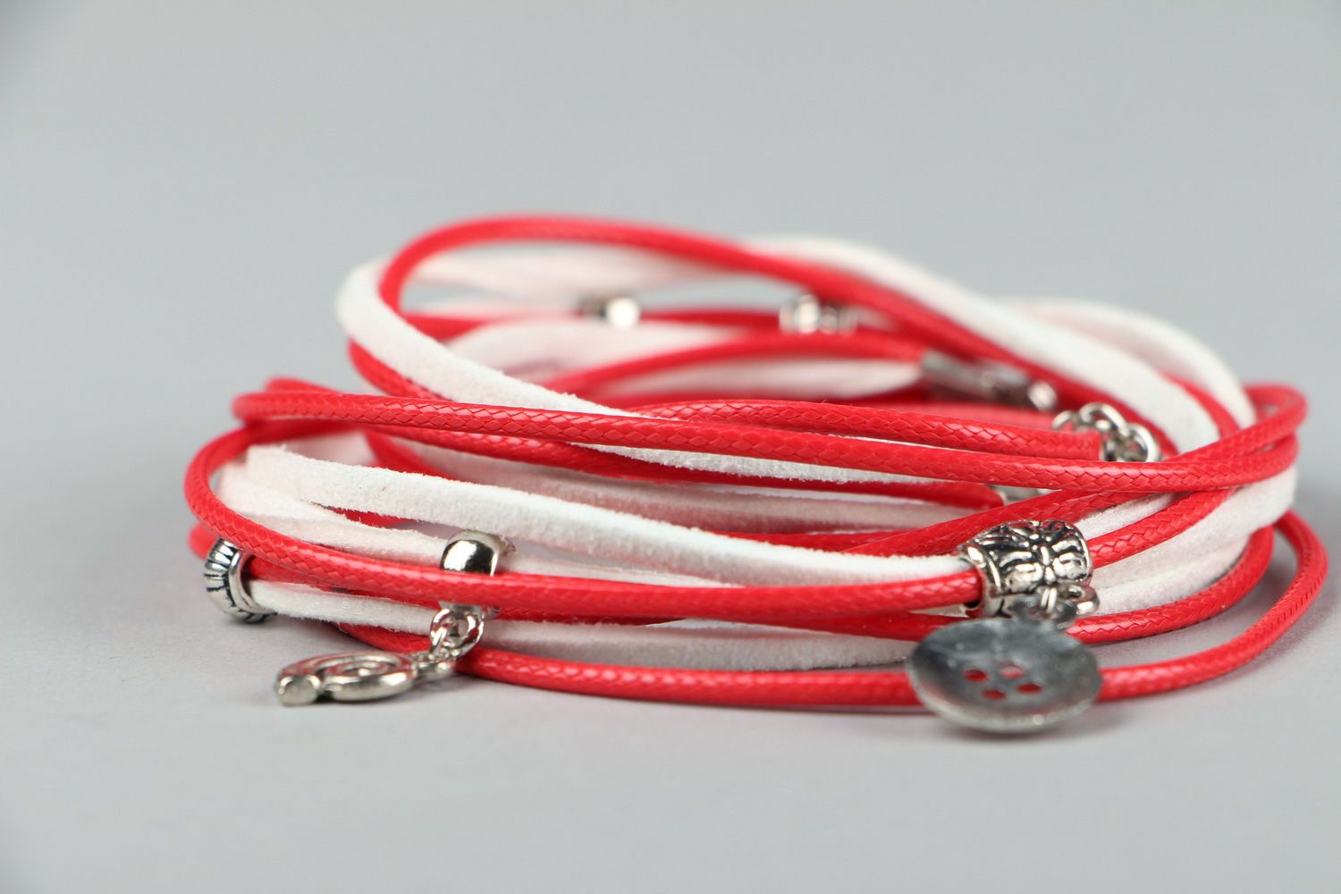 Bracelet fait main en cuir suède rouge et blanc photo 2