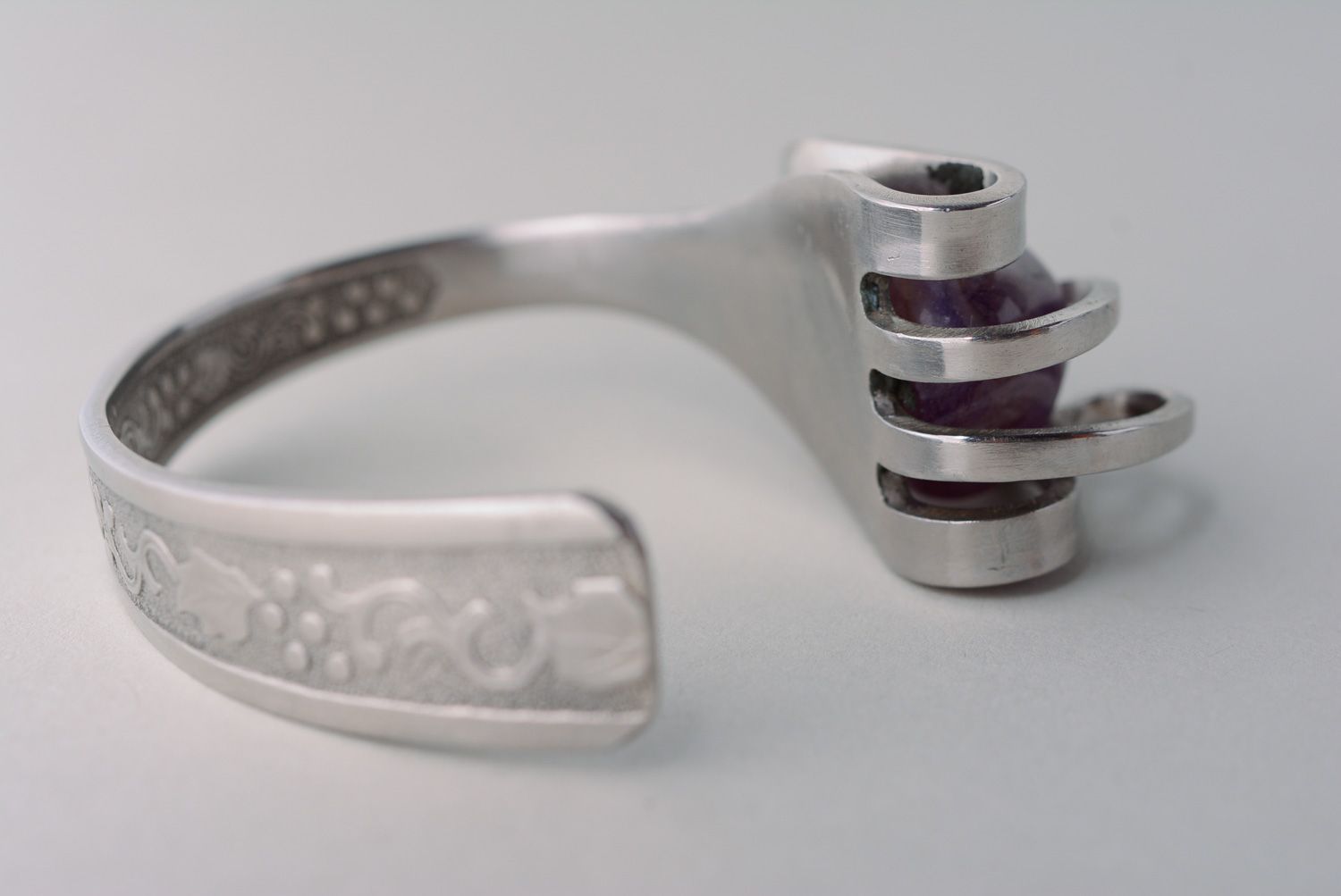 Bracelet en inox étroit fait main à partir de fourchette avec pierre violette photo 4