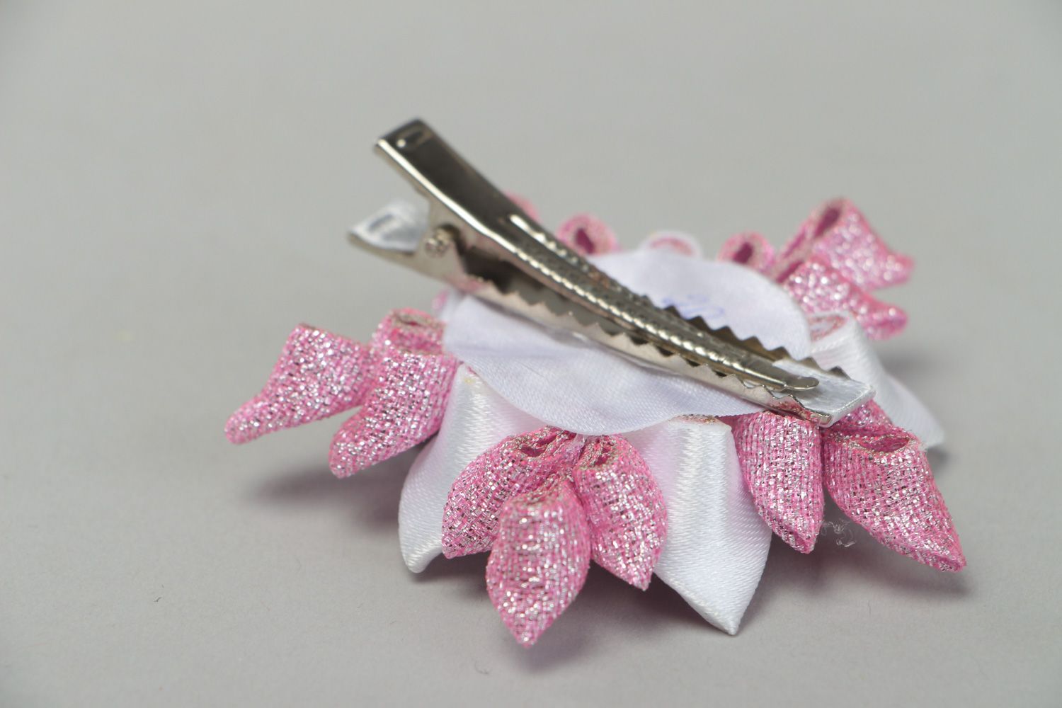 Handgemachte Haarklemme mit Blume aus Atlas mit Kugeln weiß und rosafarbig klein foto 3
