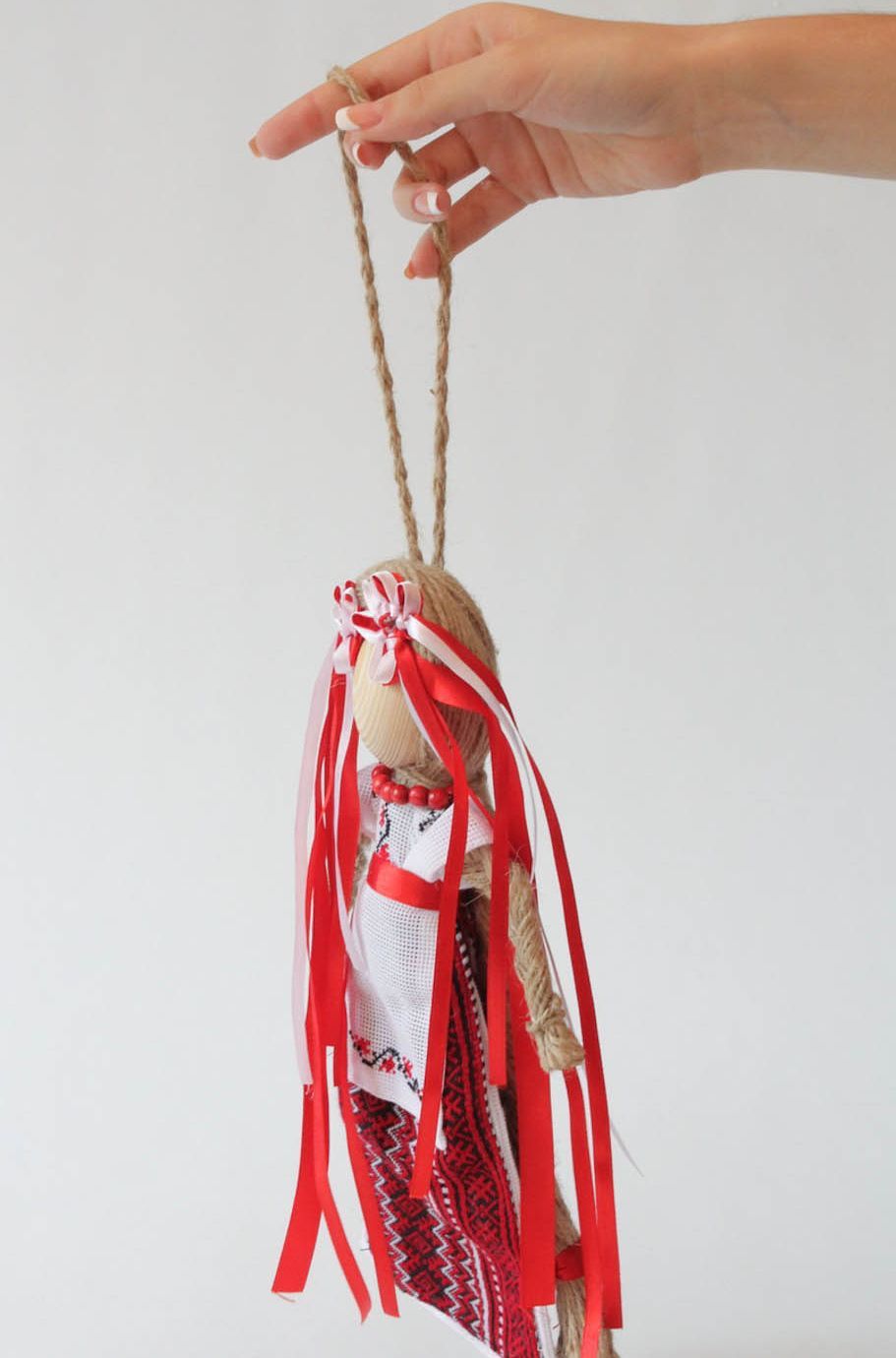 Boneca-talismã étnica protectora feita à mão de tecidos naturais foto 1