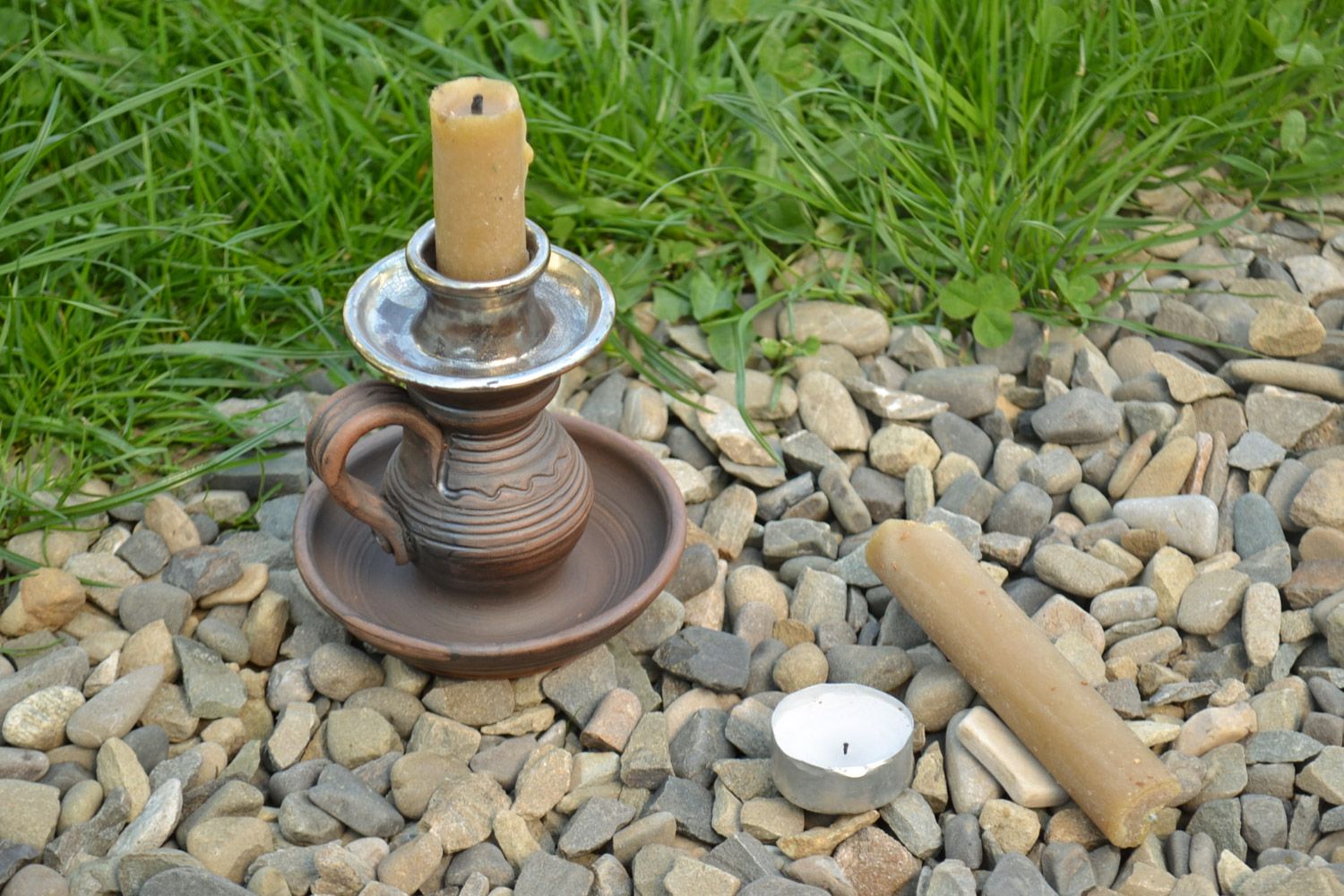 Candelero de arcilla hecho a mano para una vela marrón pequeño foto 1