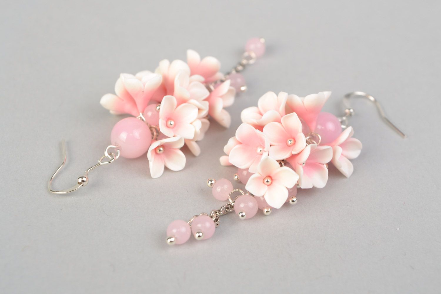 Оригинальные серьги цветы из полимерной глины ручной работы розовые с бусинами фото 4