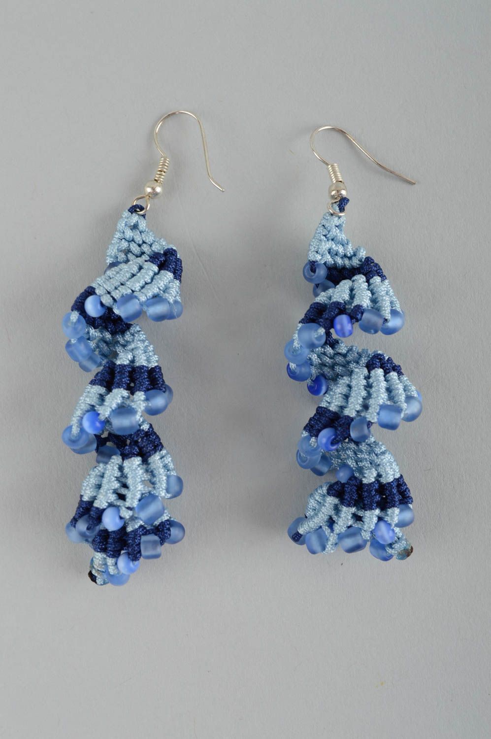 Boucles d'oreilles pendantes Bijou fait main tricotées bleues Cadeau femme photo 2
