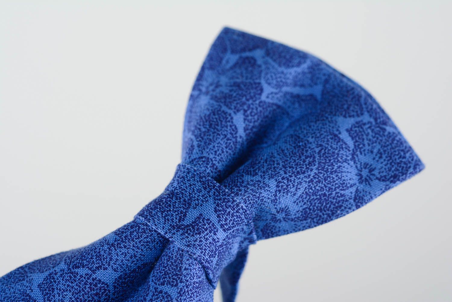 Gravata-borboleta feita à mão em cor de azul escuro  foto 4