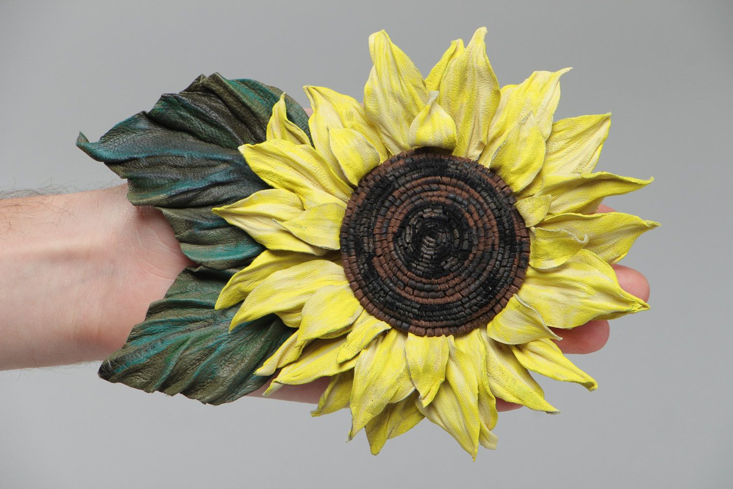 Farbige wunderschöne massive Brosche aus Leder in Form einer Sonnenblume  foto 5