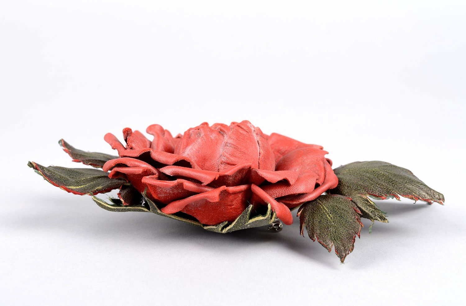 Брошь ручной работы красивая красная брошь-цветок авторское кожаное украшение фото 4