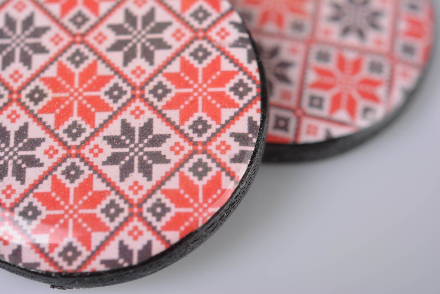 Handgemachte runde Ethno Ohrringe aus Polymerton mit Ornament und Epoxidharz  foto 3