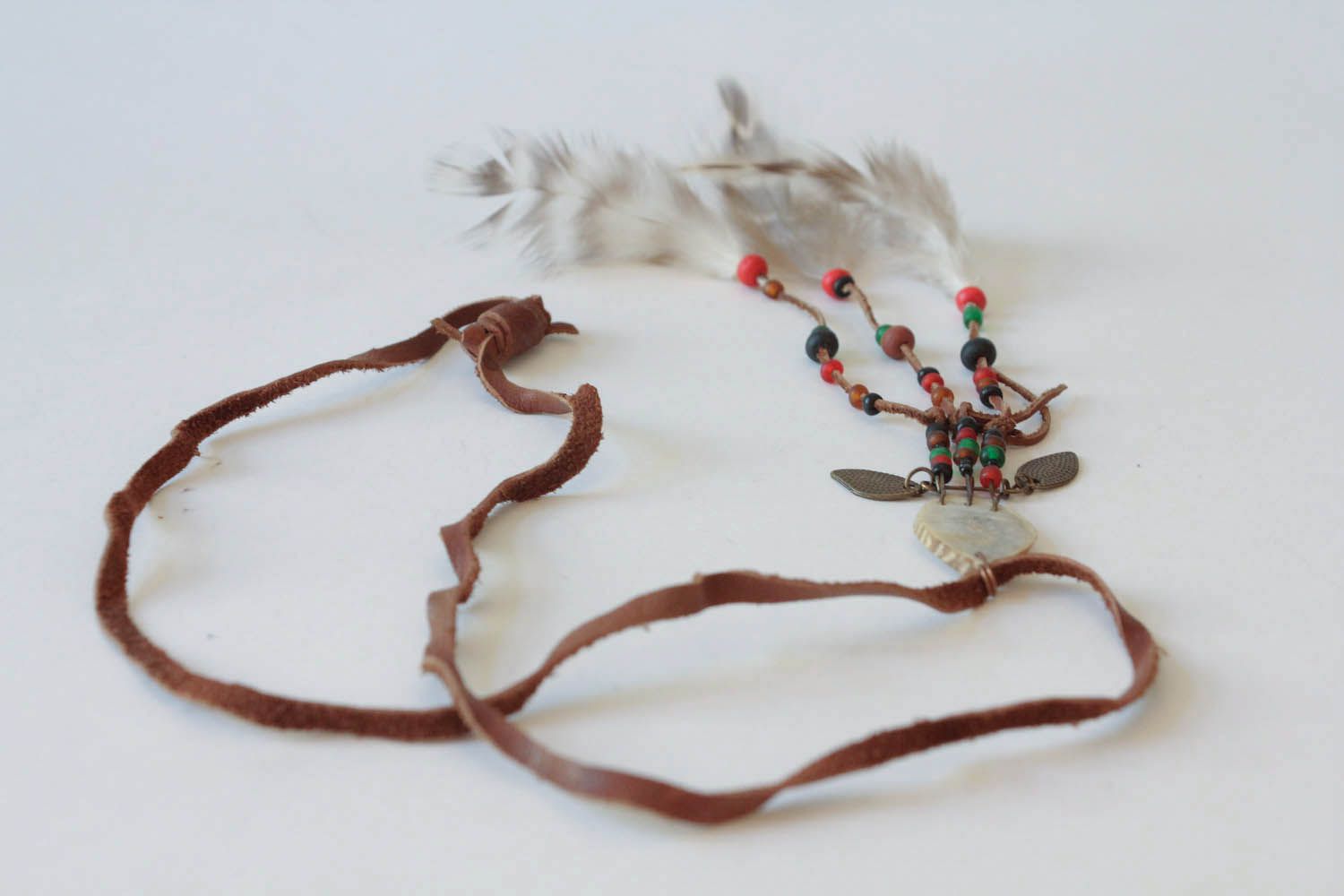 Colgante artesanal de cuerno de reno y plumas foto 4