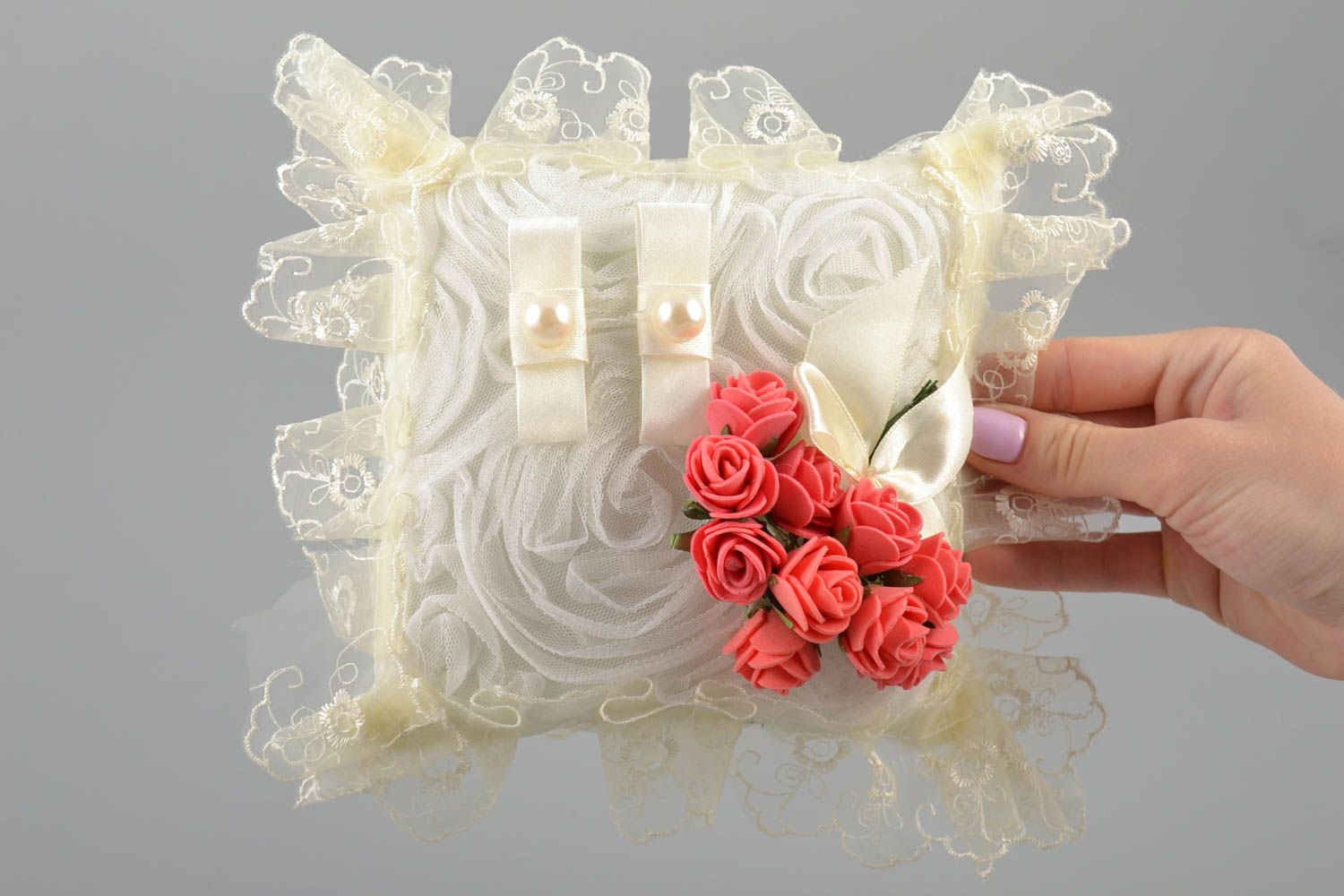 Cojín de boda para anillos hecho a mano blando con flores blanco hermoso foto 5