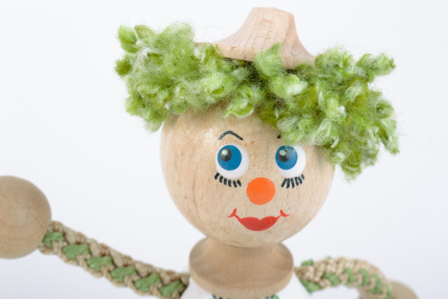 Bemaltes originelles Spielzeug aus Holz Clown mit grünen Haaren Handarbeit foto 3