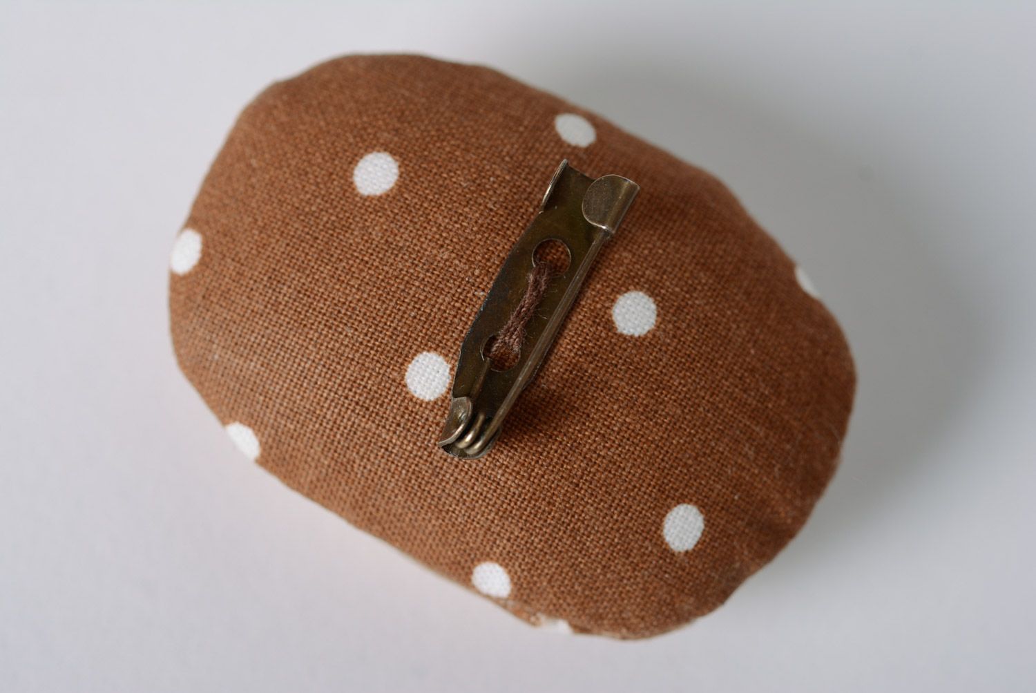 Broche camée en tissu avec broderie au point de croix faite main beige-marron photo 3