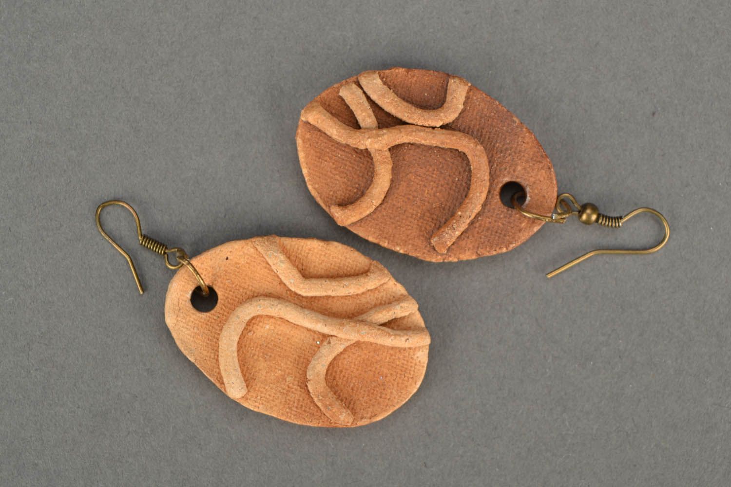 Braune Ohrringe aus Keramik  foto 3