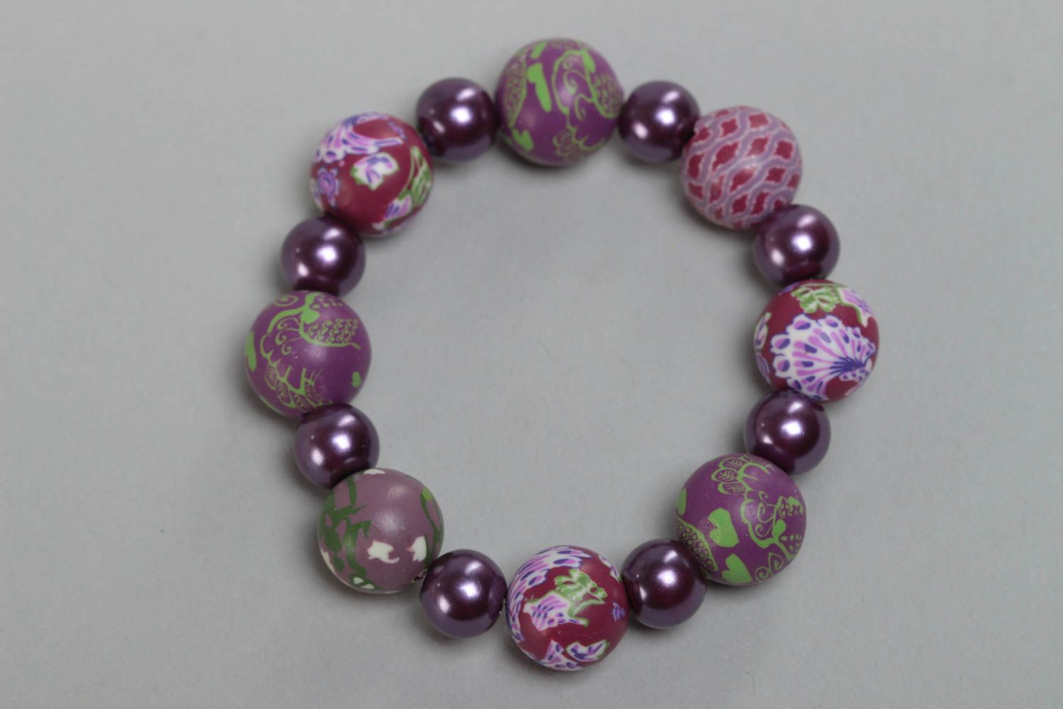 Bracelet en pâte polymère et perles de fantaisie violet fait main pour enfant photo 3