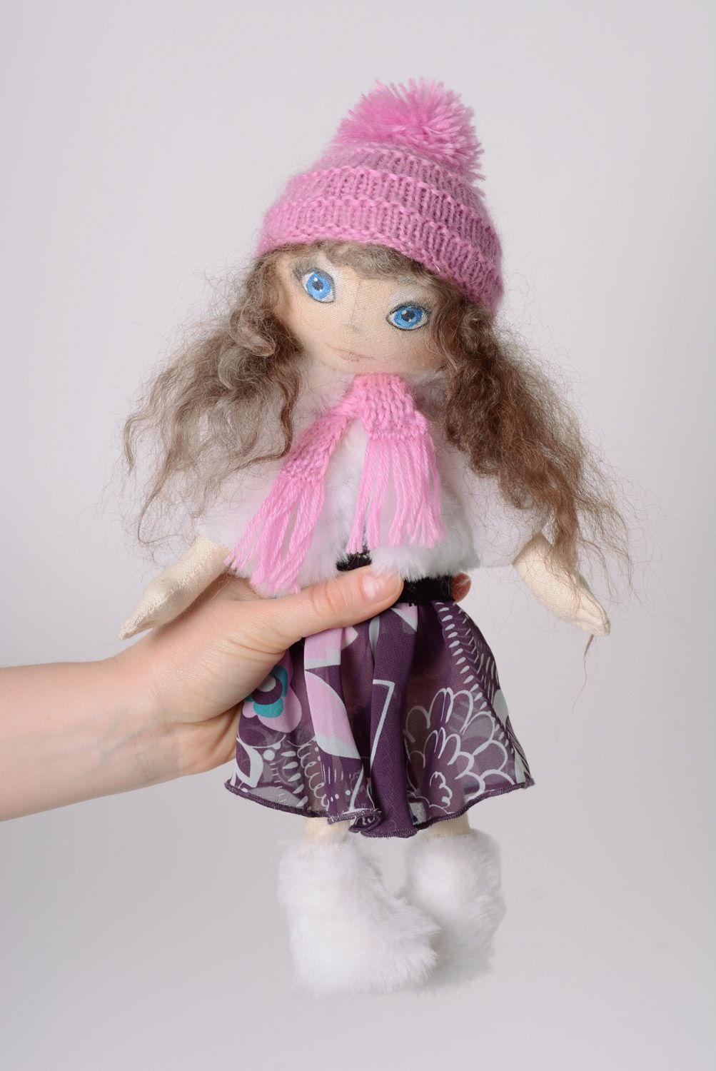 Игрушка кукла из ткани в зимнем наряде симпатичная на подставке хенд мэйд фото 4