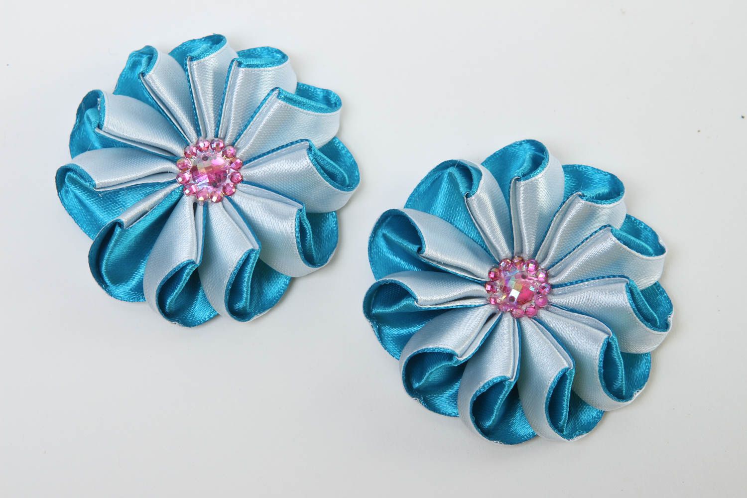 Componentes de bisutería hechos a mano regalo original flores de cintas azules foto 2