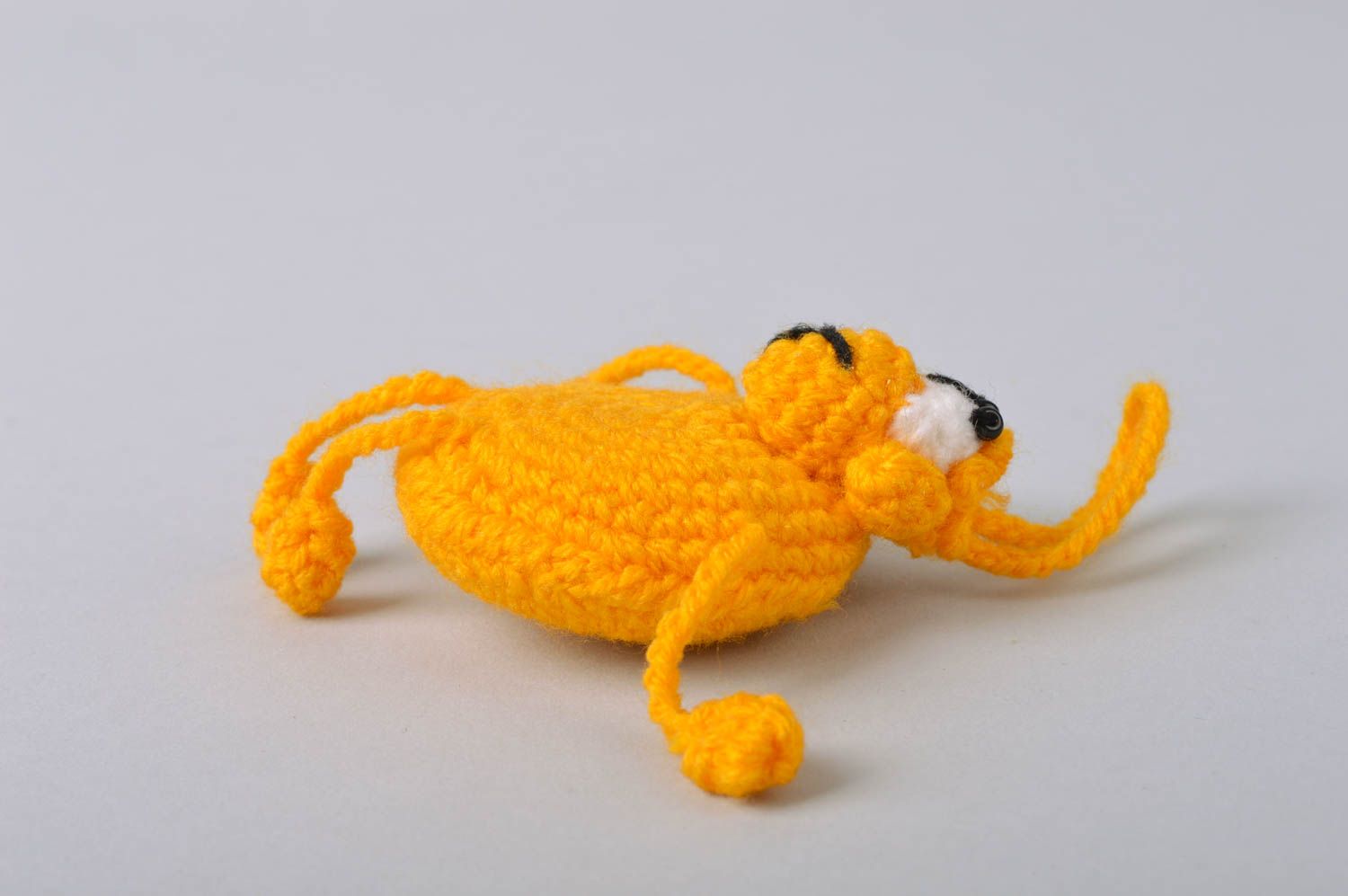 Jouet à suspendre petit Mouton joyeux jaune tricoté au crochet fait main photo 3
