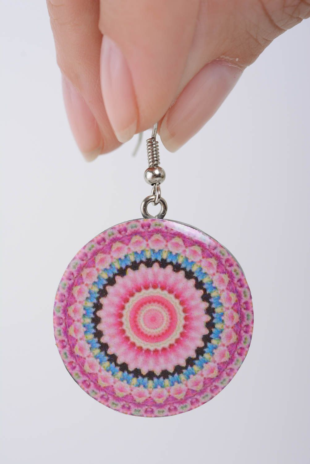 Exklusive runde Ohrringe aus Polymerton rosa schwarz künstlerische Handarbeit foto 4