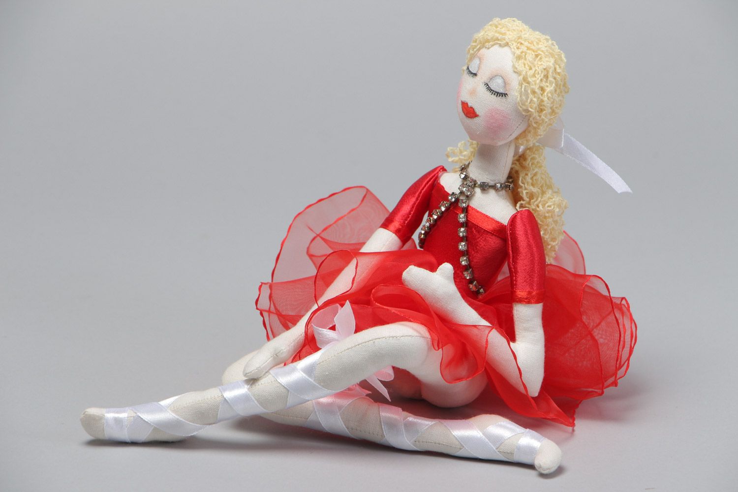 Poupée ballerine en robe rouge faite main à partir de coton et lin pour fille photo 2