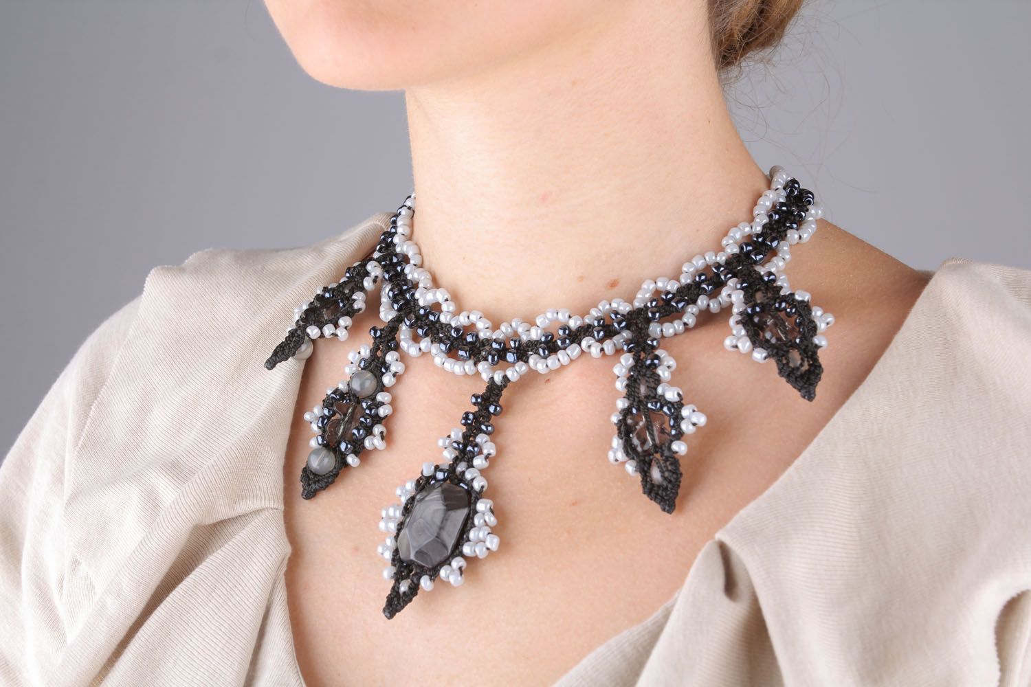 Collier blanc et noir en perles de rocaille  photo 1