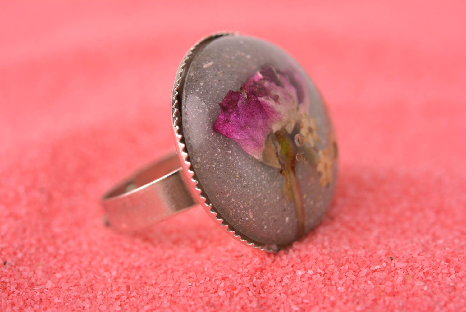 Кольцо ручной работы кольцо из эпоксидной смолы женское кольцо с розой и бузиной фото 1