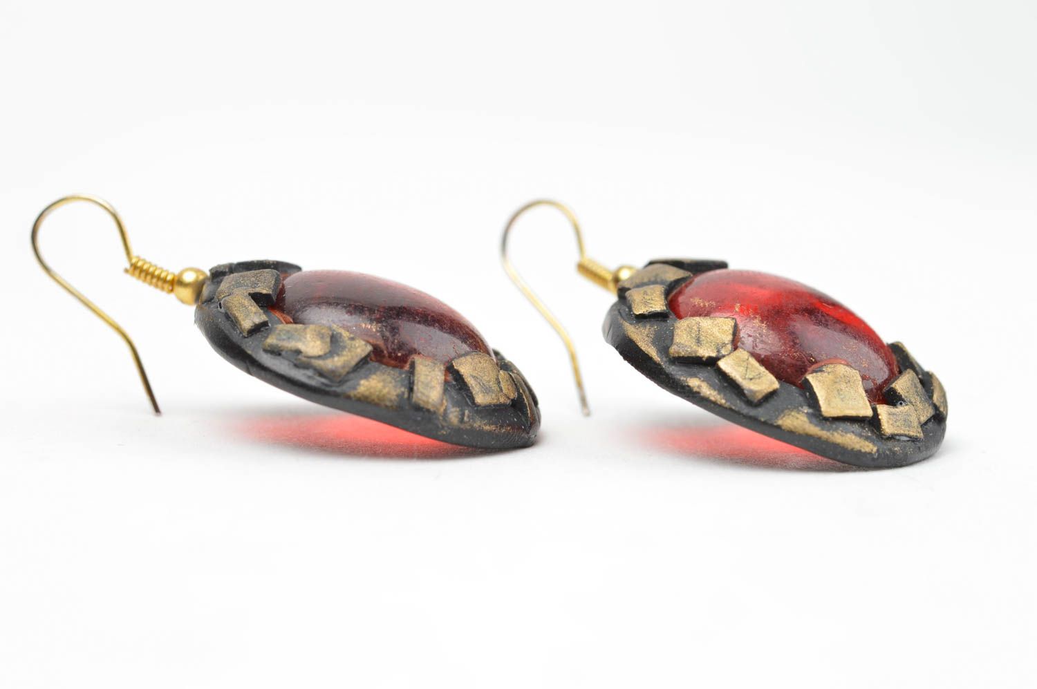 Künstlerische rote Ohrringe aus Glas und Polymerton handmade Schmuck für Frauen foto 4