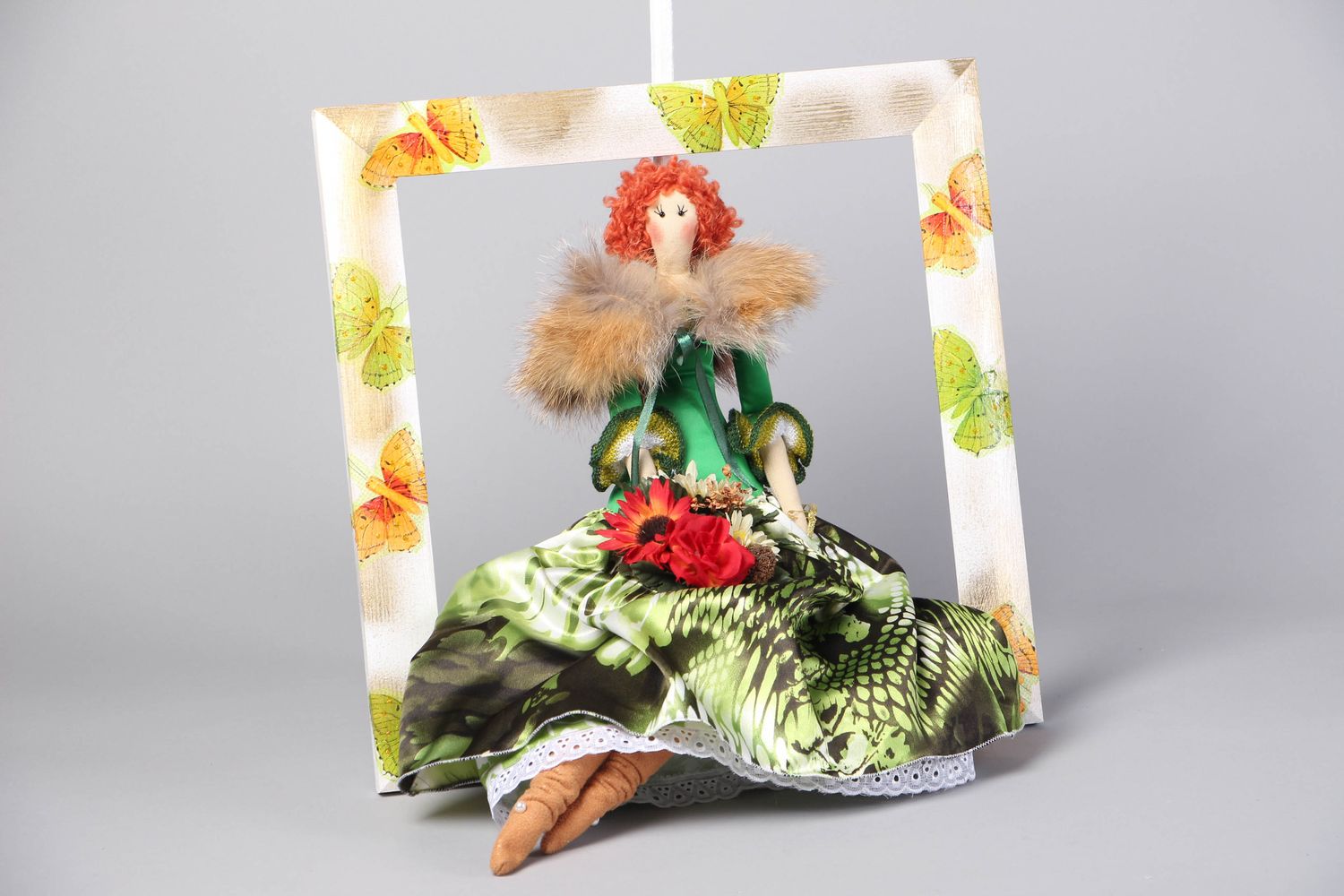 Кукла в рамке на подставке текстильная фото 1