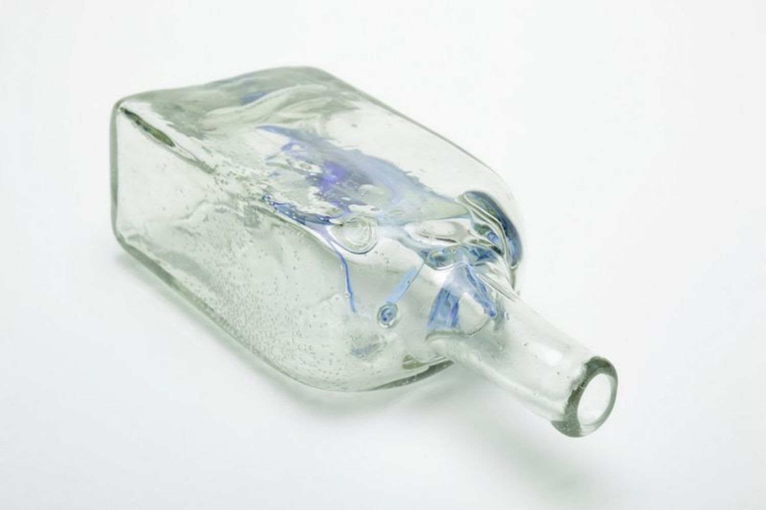 Botella decorativa con dibujo azul foto 2