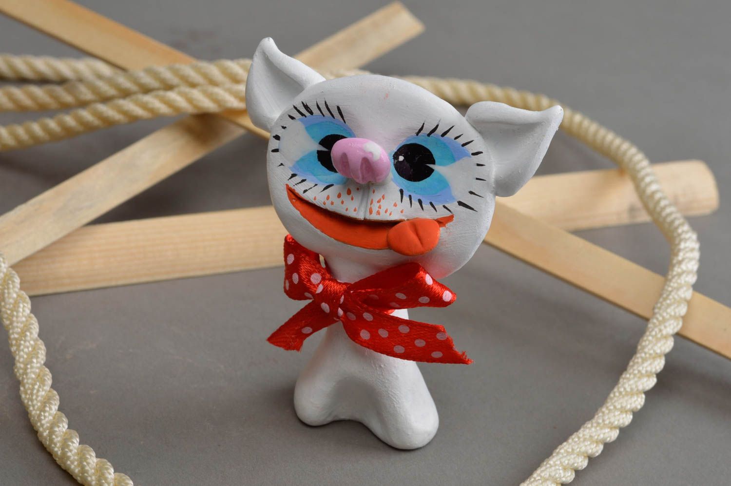 Оригинальная фигурка из глины ручной работы белая кошка с красной лентой фото 1