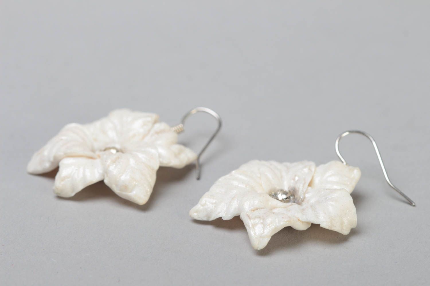 Künstlerische weiße Blumen Ohrringe aus Polymer Ton handmade Schmuck für Frauen foto 3