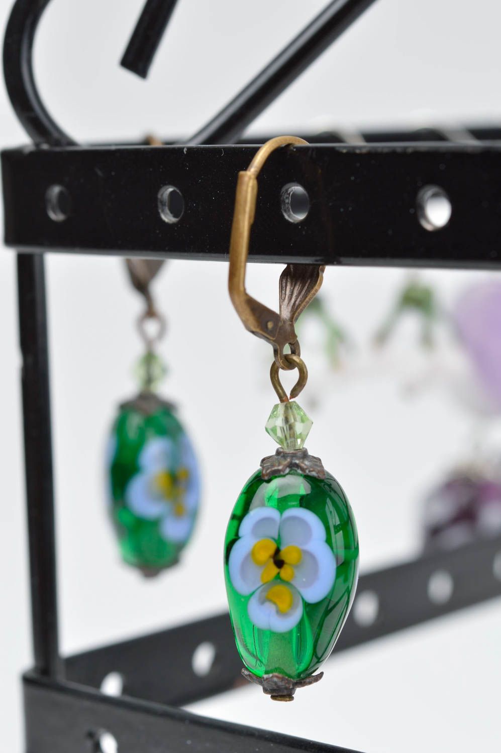 Серьги ручной работы серьги из стекла подарок женщине фиалка на зелени фото 1