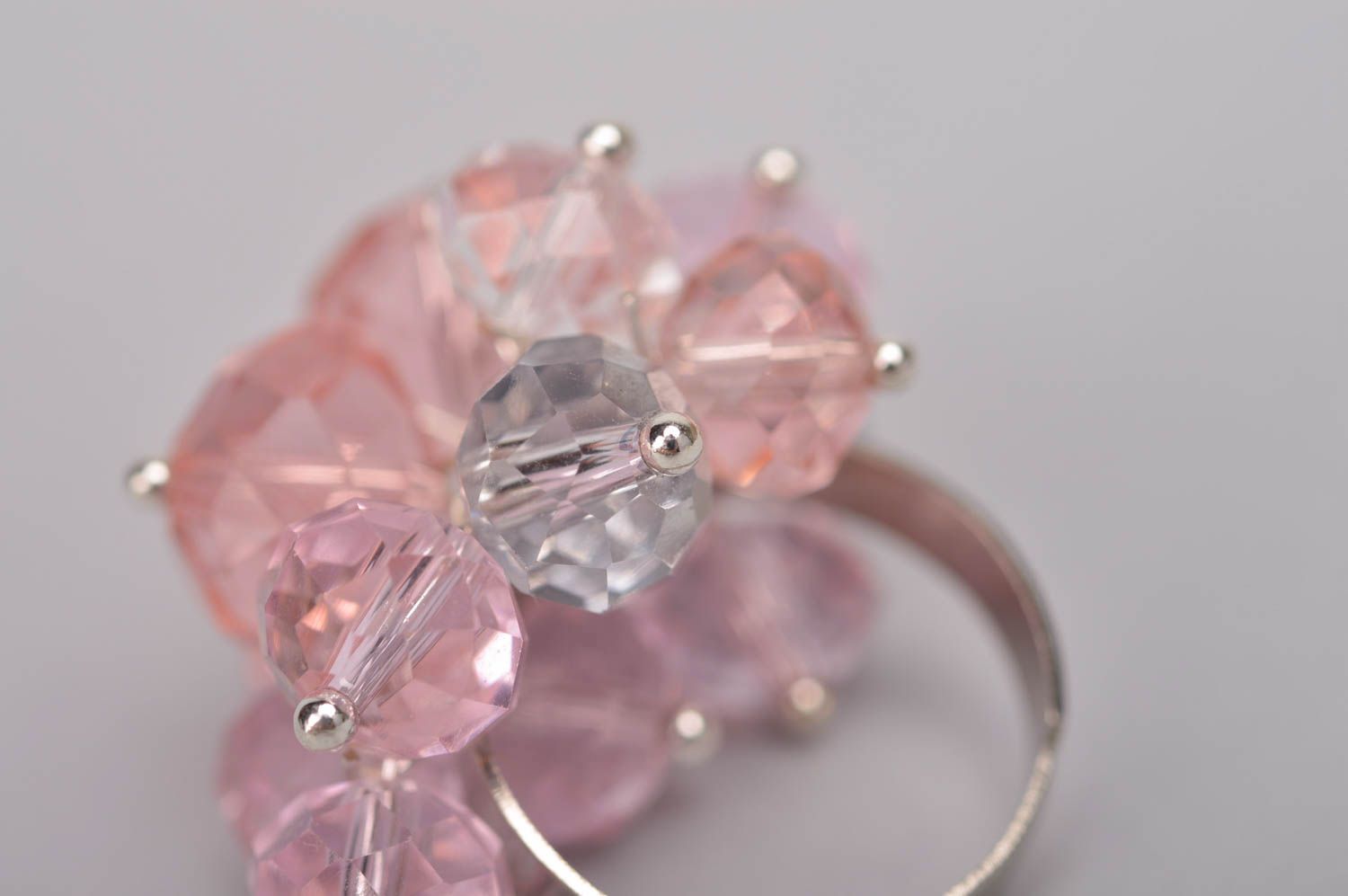 Розовое кольцо из стекляруса на металлической основе аксессуар ручной работы фото 4