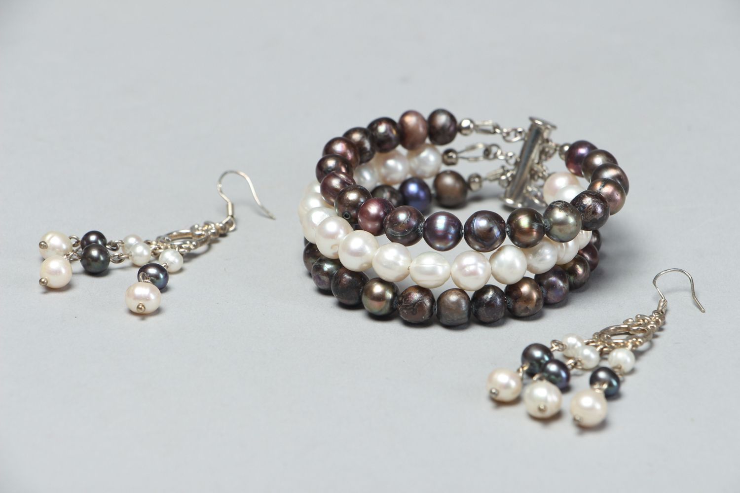 Boucles d'oreilles et bracelet artisanaux de perles naturelles noires et blanches photo 2