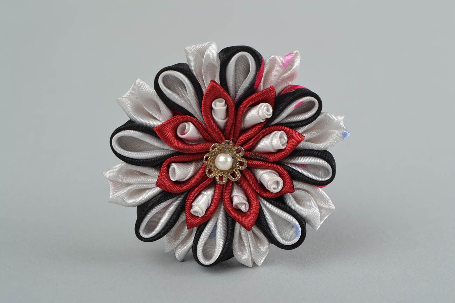 Handmade Haarnadel mit Blume aus Atlasbändern künstlerisch groß schön foto 2