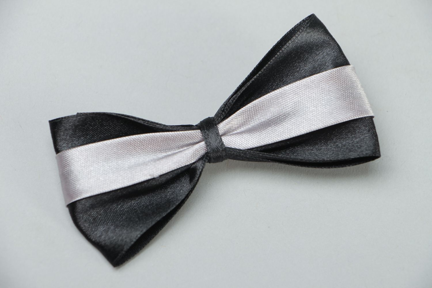Black and white satin bow hair clip photo 1