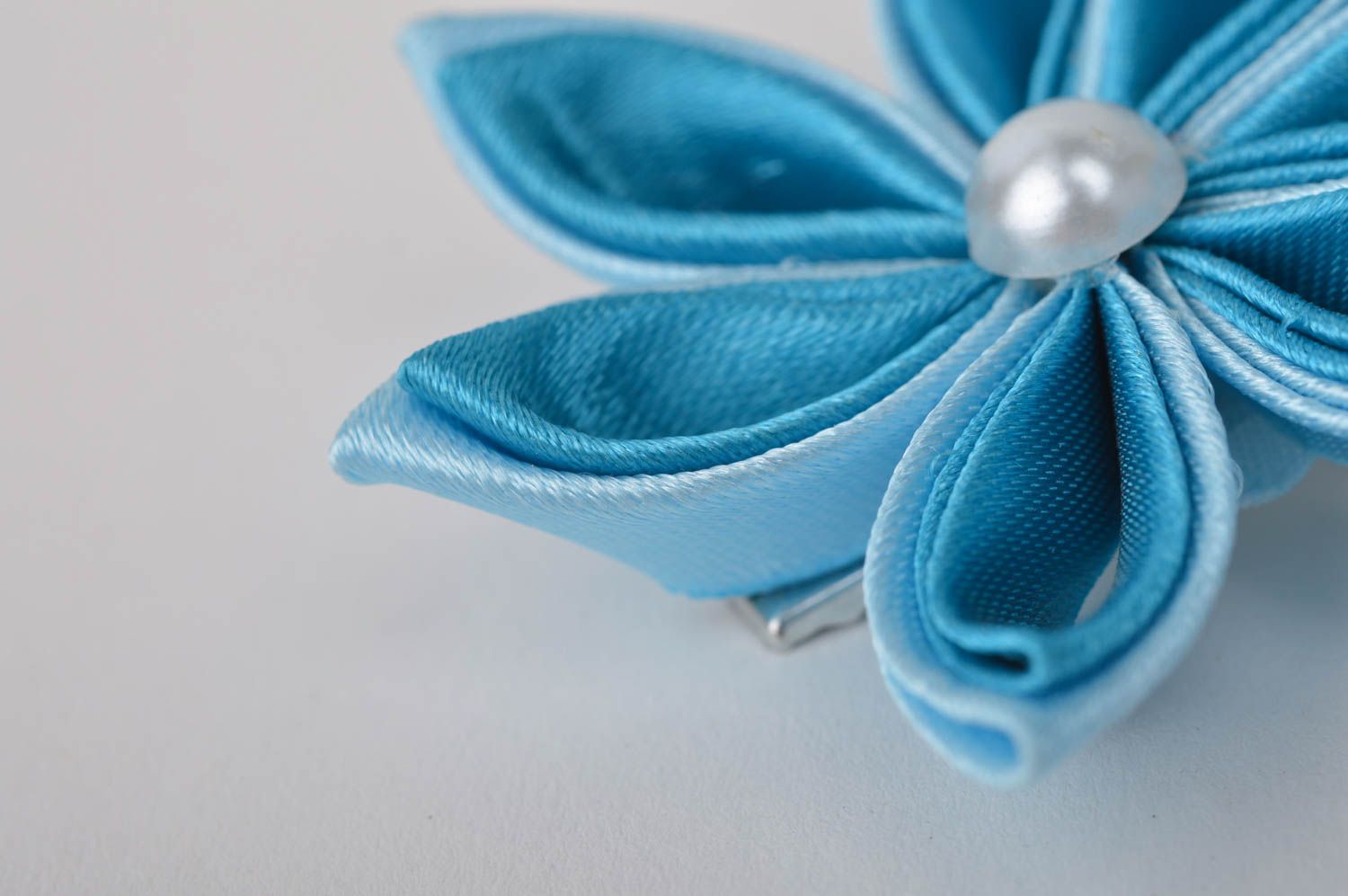Заколка для волос украшение ручной работы заколка с цветком детская голубая фото 4
