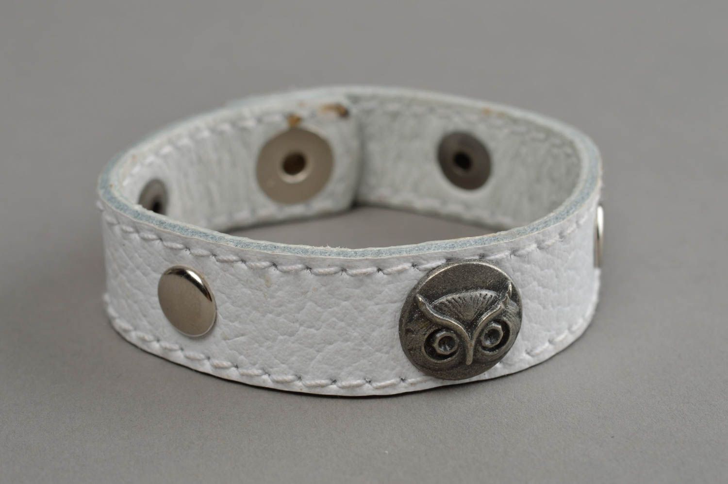 Künstlerisches Armband aus Leder in Weiß und Metall Knopf dünn Handarbeit  toll foto 9