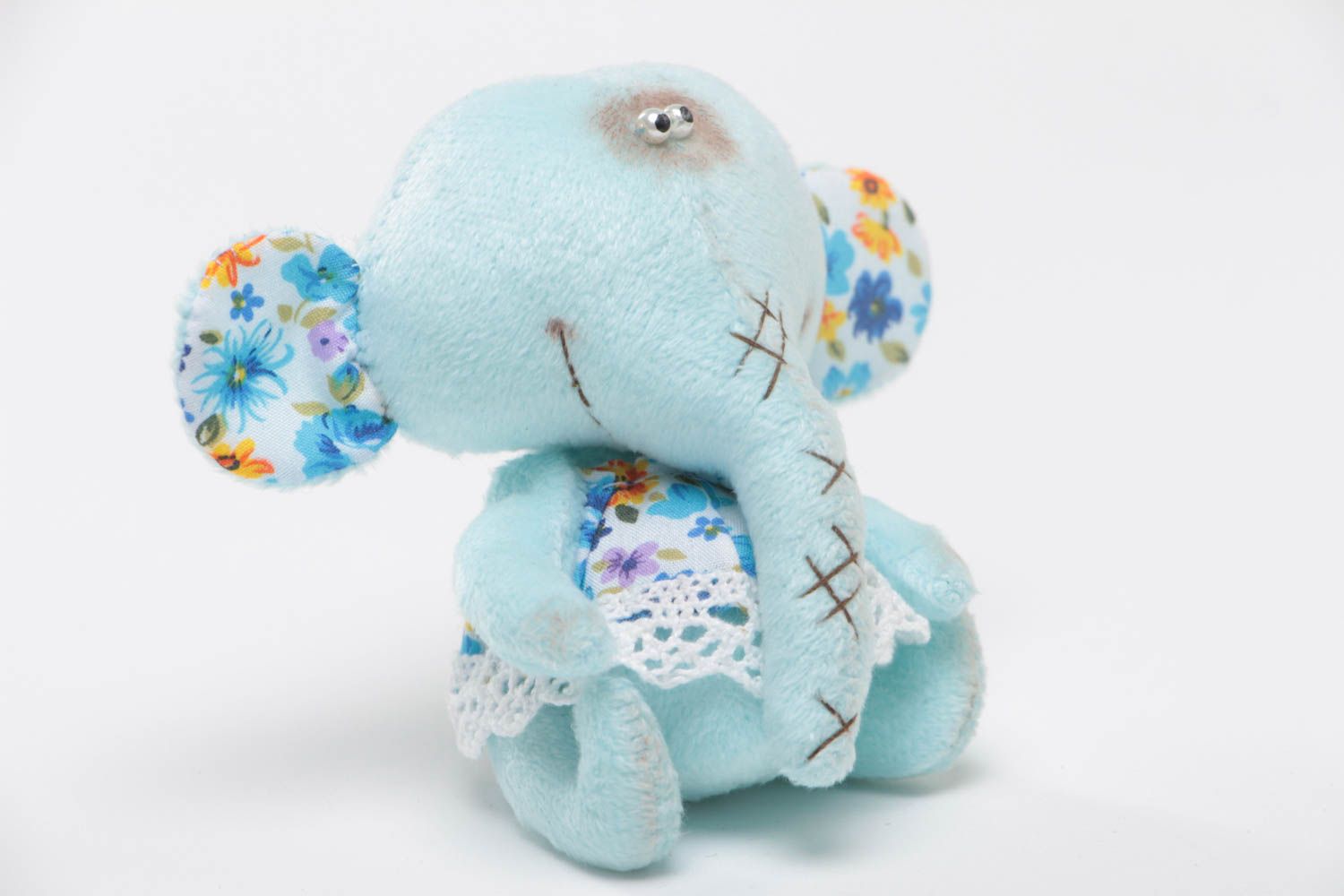 Blaues kleines lustiges handgemachtes Spielzeug Elefant im Kleid aus Stoff foto 2