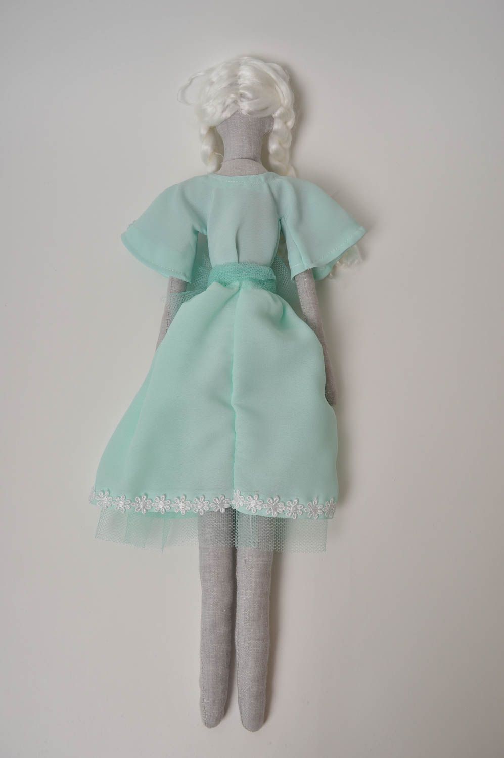 Muñeco artesanal con vestido celeste juguete original elemento decorativo foto 5
