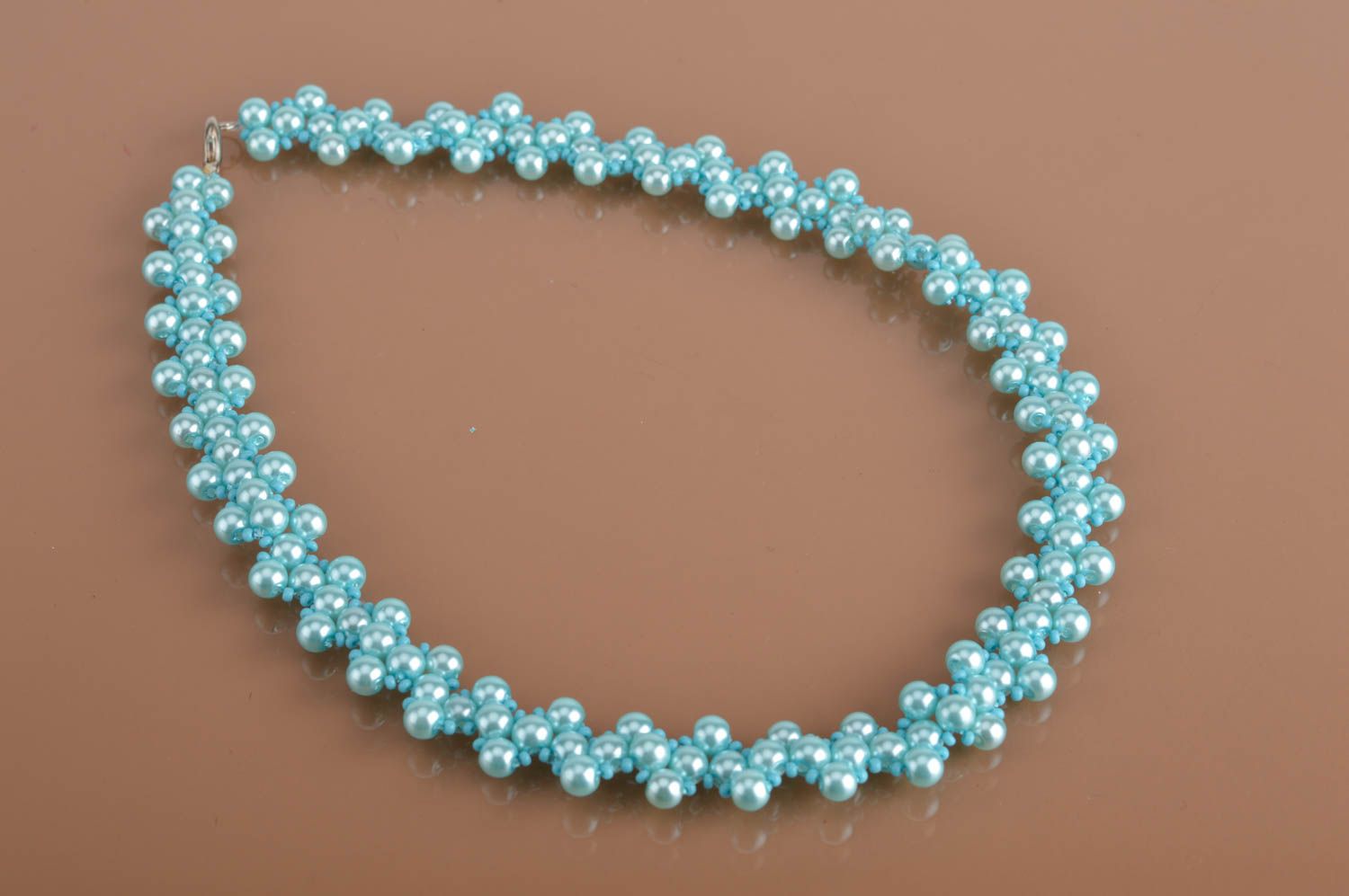 Collier en perles de rocailles et fausses perles bleu clair fait main de design photo 2