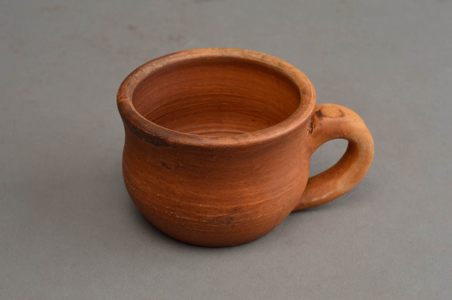 Керамическая чашка объемом 100 мл красивая коричневая лепная ручной работы фото 3