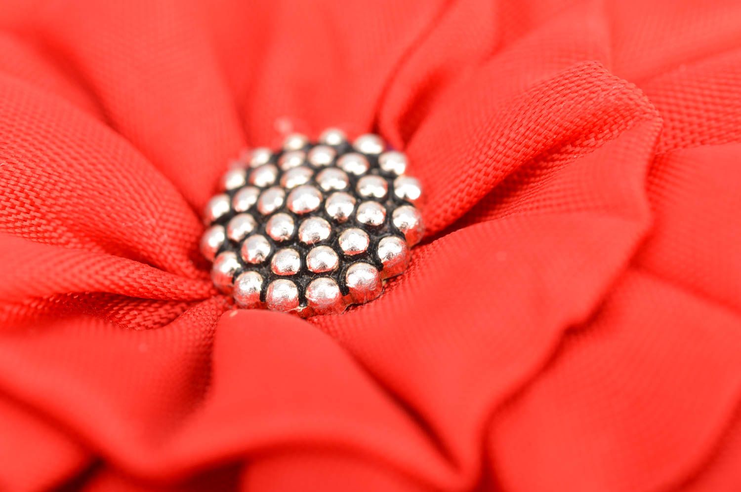 Красная атласная брошь в виде цветка в технике канзаши ручной работы нарядная фото 4