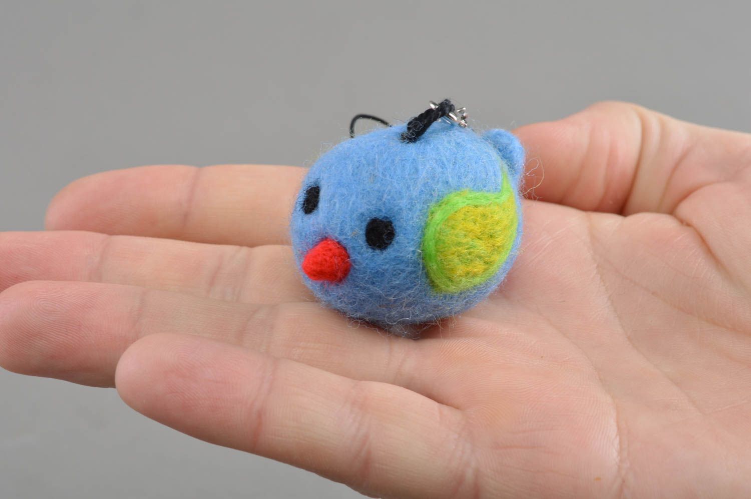 Голубой брелок-игрушка из шерсти в виде птички ручной работы на петельке фото 4