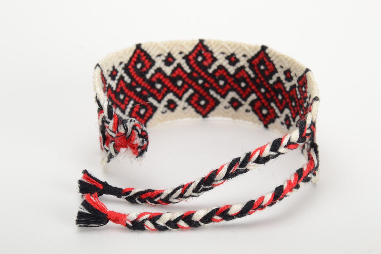Handmade friendship wrist bracelet woven of threads in ethnic Ukrainian style photo 3
