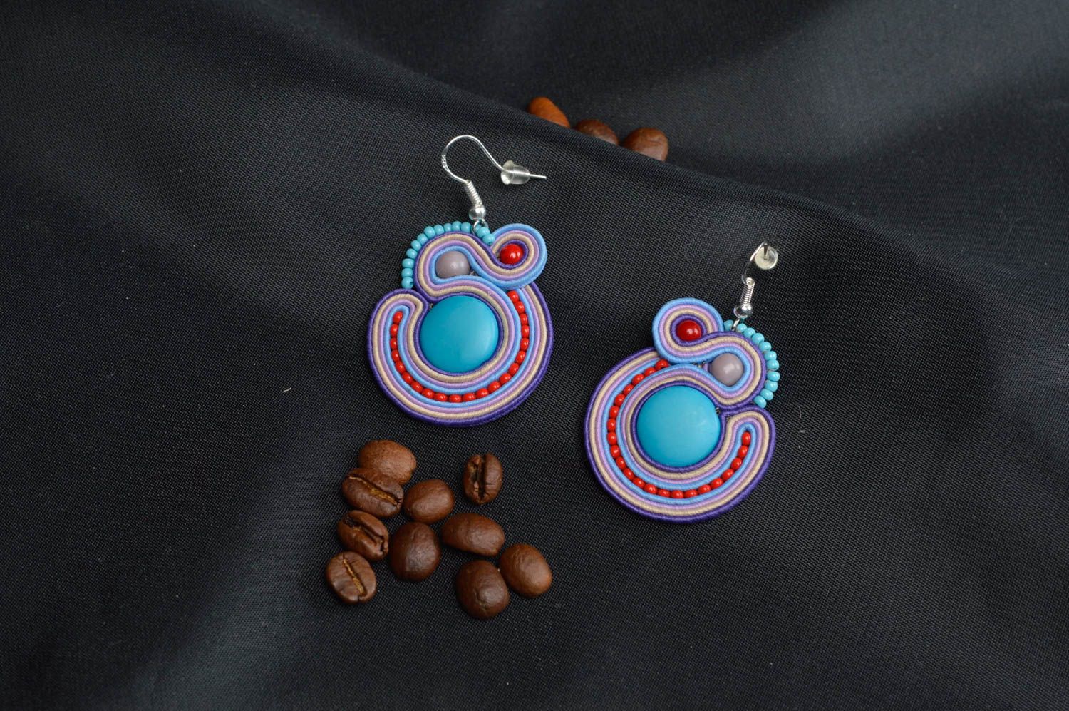 Boucles d'oreilles textiles multicolores avec perles fantaisie faites main photo 1