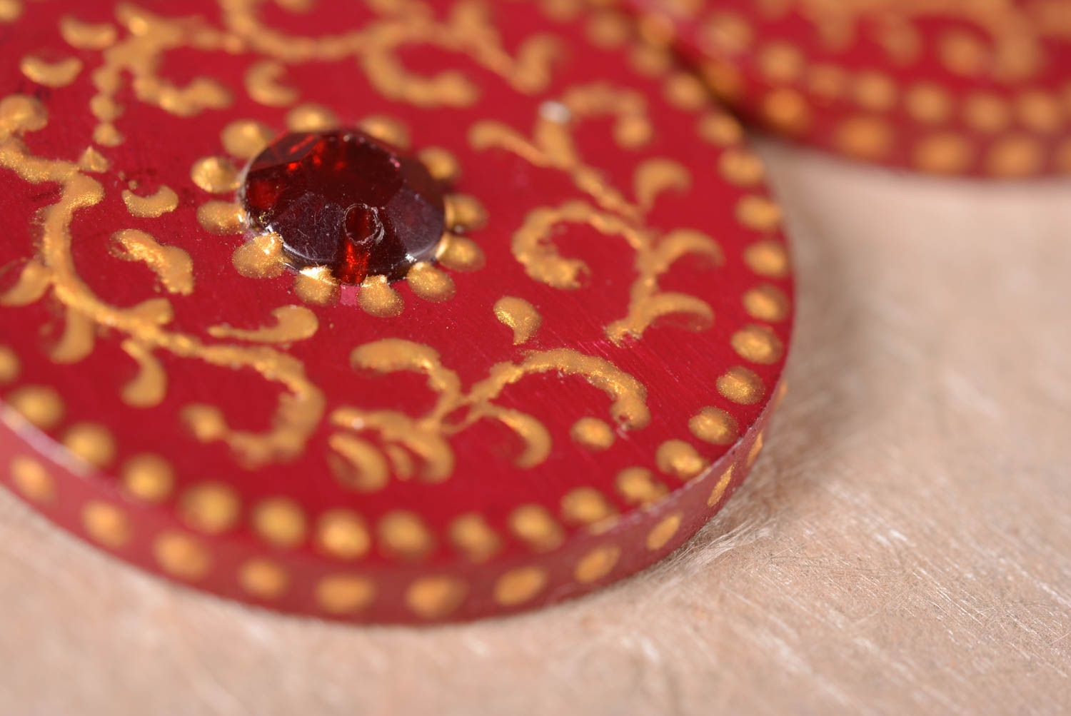 Модные серьги украшение ручной работы деревянное украшение красные с золотым фото 4