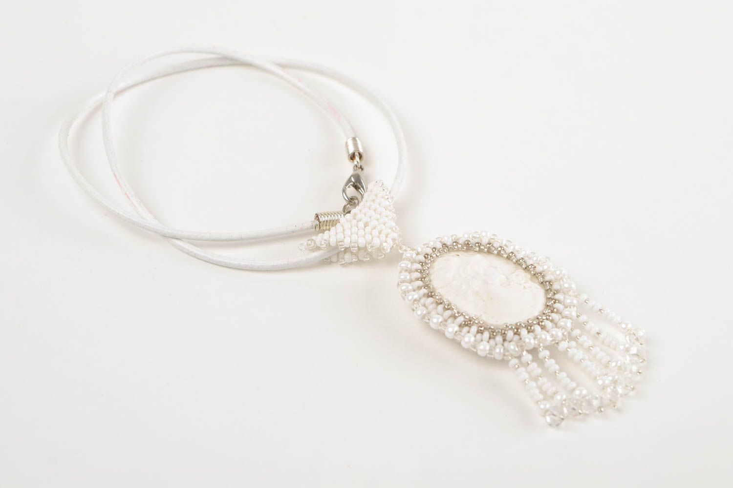 Pendentif blanc Bijou fait main Accessoire femme en perles de rocaille photo 5