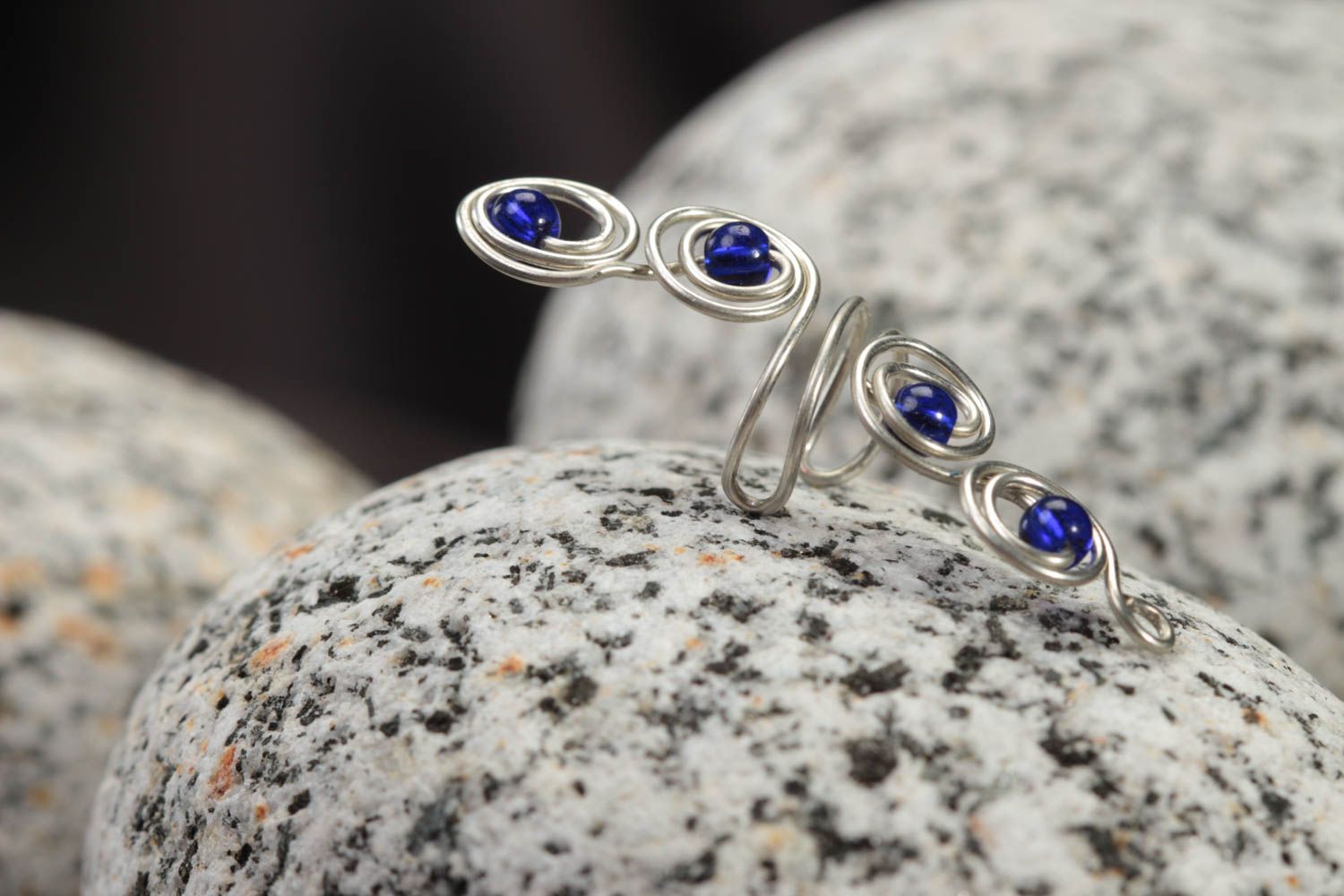 Boucle d'oreille ear cuff en métal avec perles de verre bleues faite main photo 1