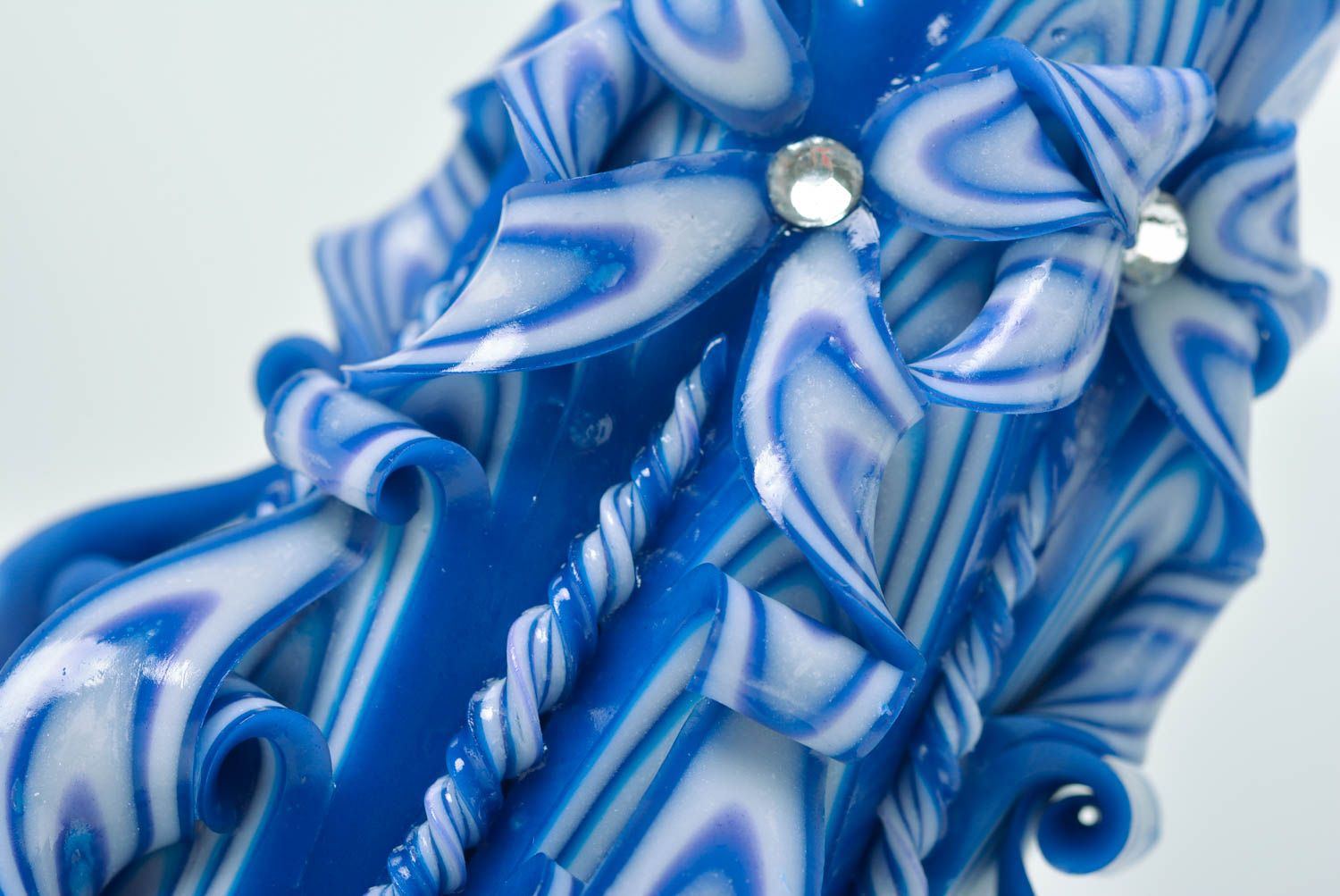 Bougie décorative en paraffine sculptée bleue motif blanc grande faite main photo 2